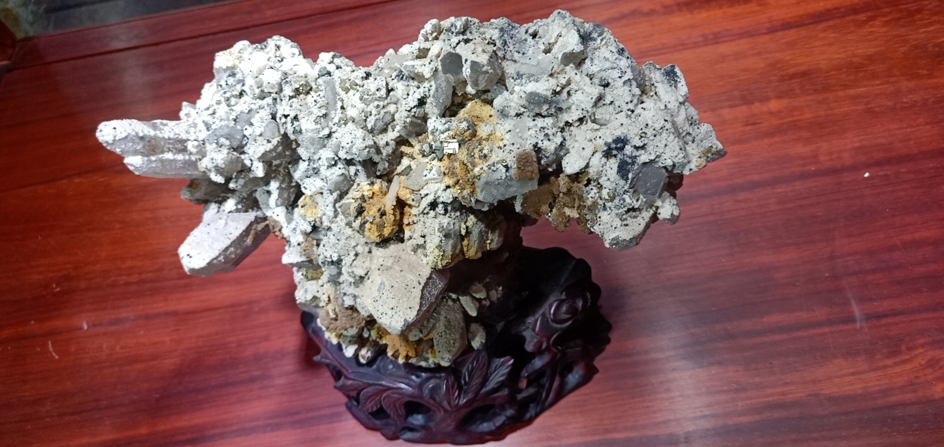 4湖北石   水晶  锰黑柱石  黄铁  碳酸钡  硅类矿物.jpg