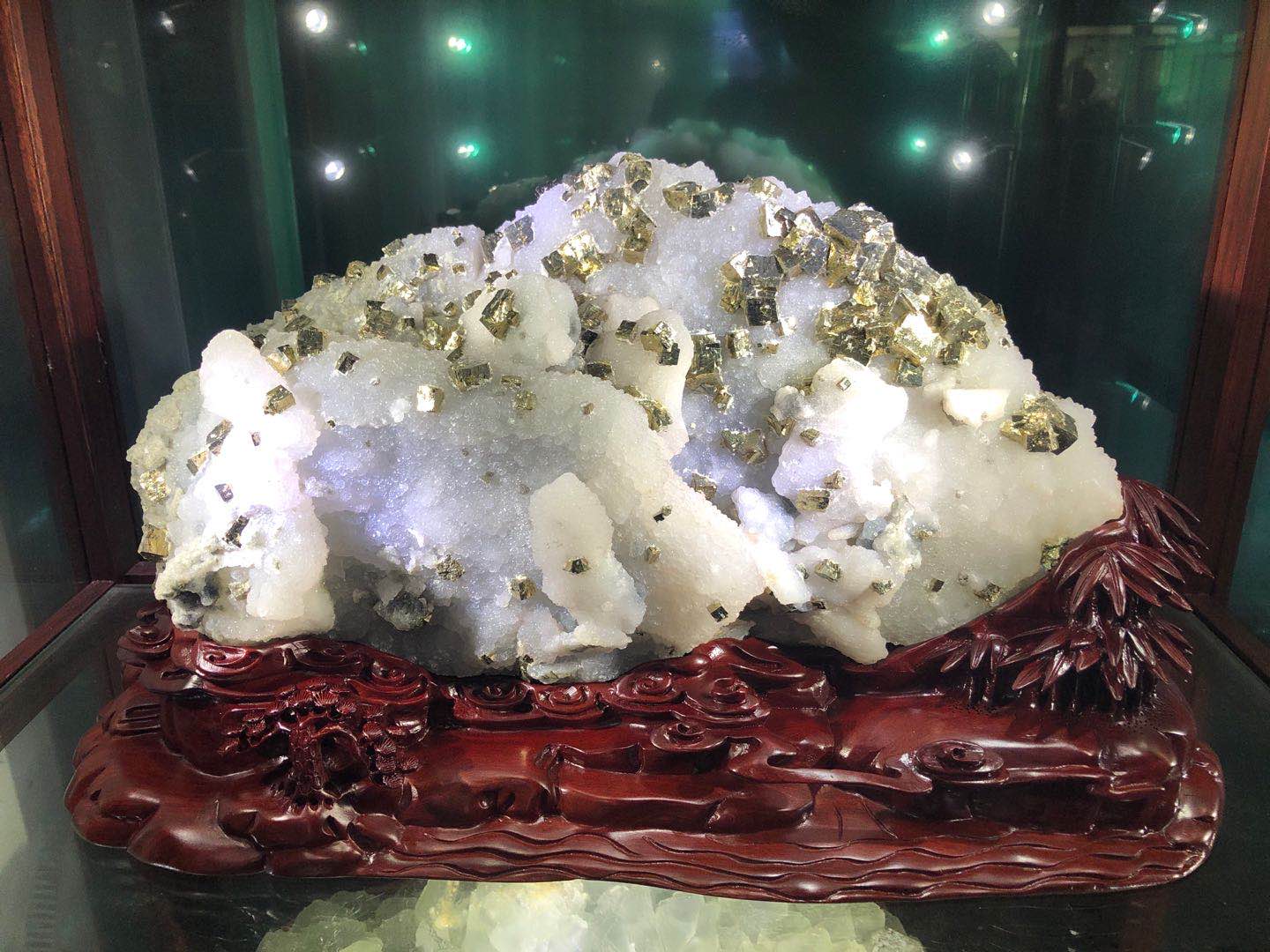 1-水晶黄铁矿.jpg